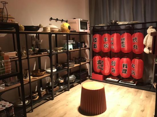 阿尤为了做吃播购买的几十件食材器具。受访者供图