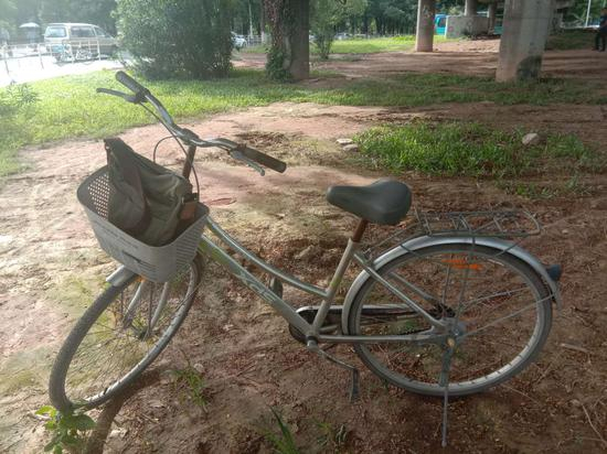 易雄出门寻找流浪者时骑的自行车。新京报记者周小琪&nbsp;摄
