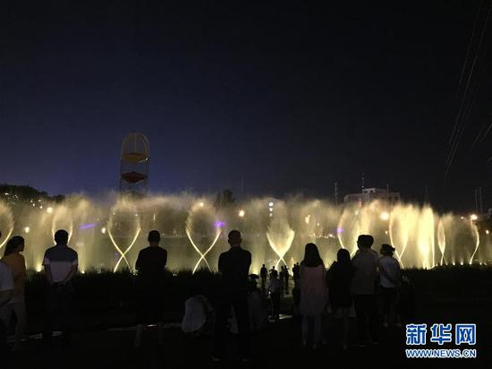 观众在河北省张家口市万全区观看音乐喷泉（6月26日摄）。 新华社记者 齐雷杰 摄