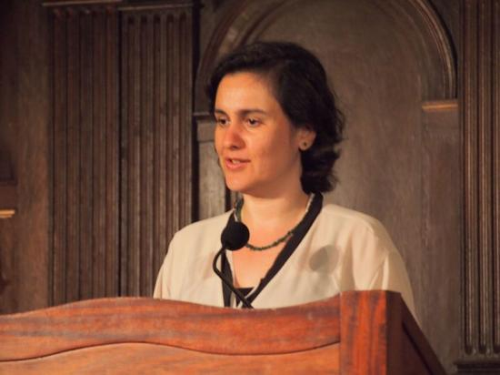 　　卡米拉·夏姆斯（Kamila Shamise），英国巴基斯坦裔小说家。2018年，《战火家园》获得女性小说奖，她也被《格兰塔》评为2013年度英国最佳年轻作家。她还是个坚定的女权主义者，在2017年小说入围布克奖短名单后，她向媒体表示“出版业存在严重的性别歧视。希望能用一年的时间，来专门出版女性作品”。