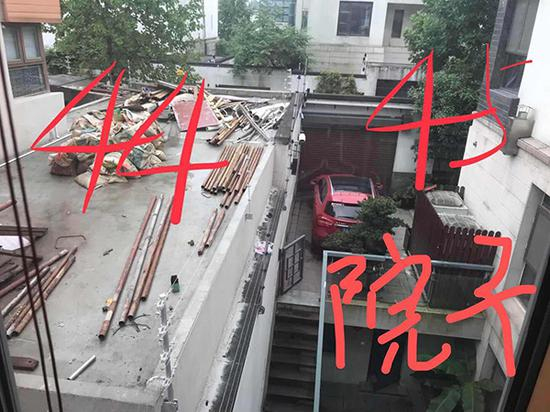 君临紫金小区44栋别墅，长期被邻居举报有大面积违建。 45栋业主供图