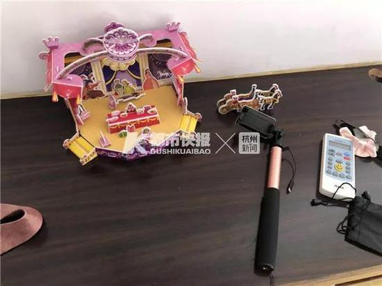 孩子的奖状和玩具