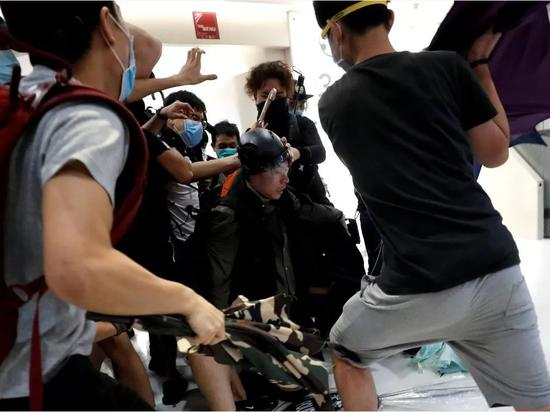 多名暴徒用雨伞等围殴一名警察。