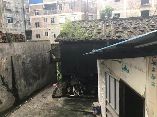 化州市平定镇，谢某芳曾因初恋男友一句玩笑话在此屋自杀未遂。新京报记者祖一飞&nbsp;摄