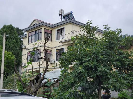2019年7月15日，杭州千岛湖淳安县青溪村，树木掩映下的章家房屋。&nbsp;新京报记者李云蝶 摄