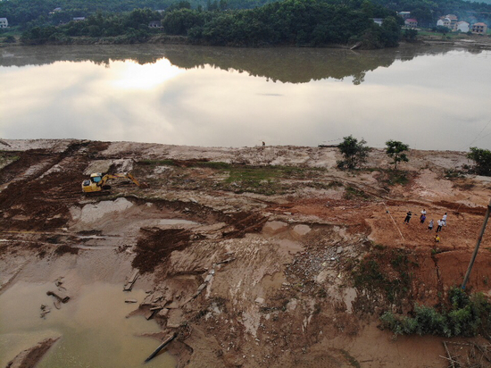 17日下午，50米决口航拍景象。 本报记者 郝成 摄影