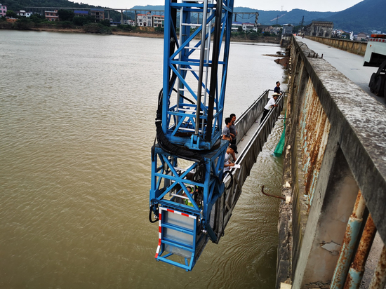 7月18日下午，有关部门在勘测洋塘河坝桥的安全性。 本报记者 郝成 摄影