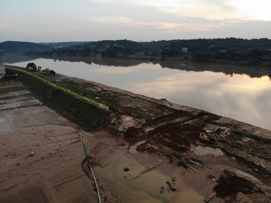 虽然过去了8天，但50米的决口仍敞开着。 本报记者 郝成 摄影