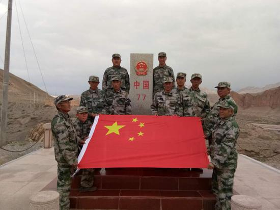 护边员在77号界碑前（图片由受访者提供）