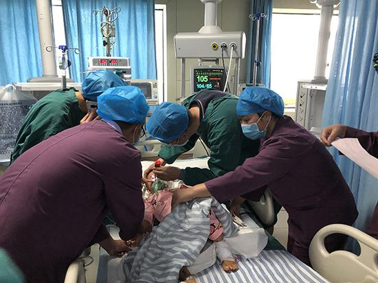 　　3岁多的陈思源在首钢水钢总医院重症监护室，专家组正在对其治疗，他全身多处骨折。&nbsp; 本文图片均为澎湃新闻记者 王万春 图