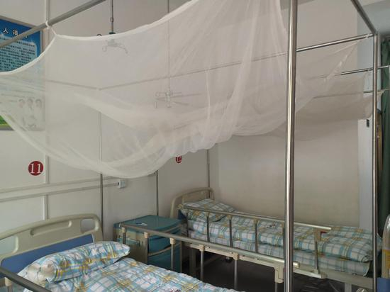 　　勐腊县磨憨镇中心卫生院的隔离病房内，有蚊帐、纱窗等设施。此前，这里隔离过大量疟疾患者。新京报记者 吴靖 摄