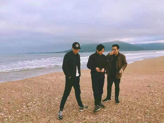 每年寒暑假高至凡回平潭老家时，他都会和同学朋友们一起聊天。薛彬 供图