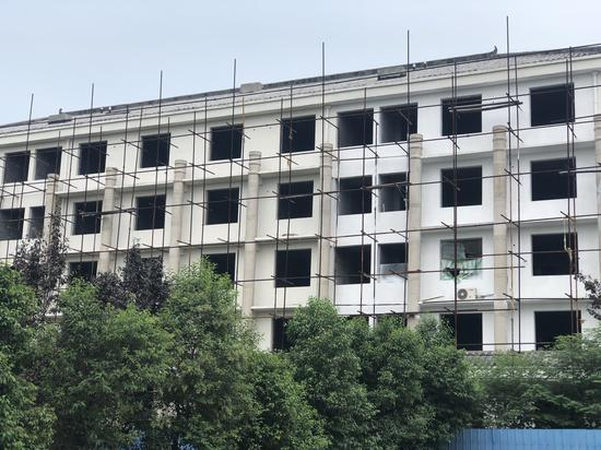 玄奘故里景区的部分建筑，外墙仍搭建着当年施工的脚手架，如今锈迹斑斑。新京报记者 王文秋 摄