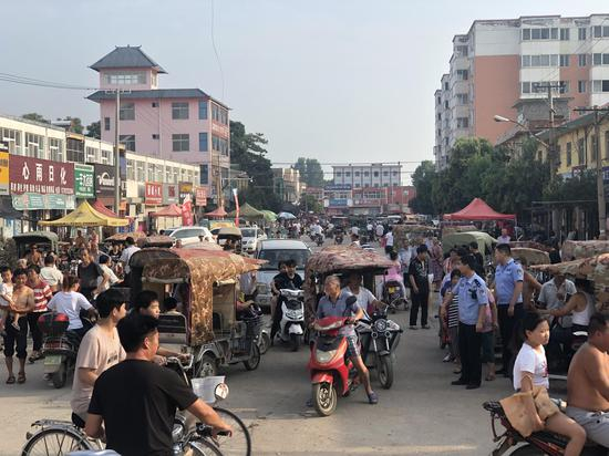 8月1日，未收到公开揭发大会取消通知的市民蜂拥而至。新京报记者 王文秋 摄