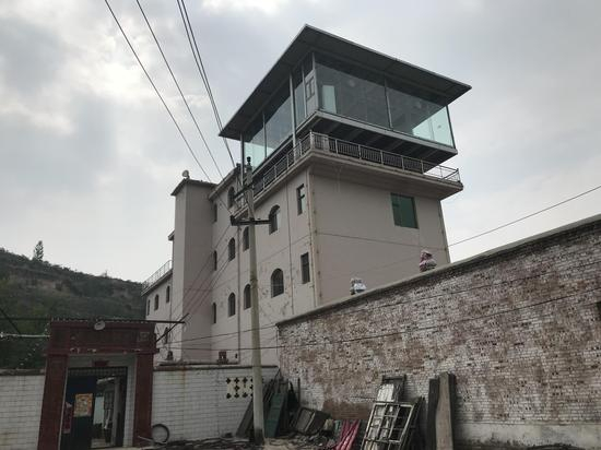 耿家大院里的四层别墅，耿建平发家后仍住在村里。新京报记者&nbsp;祖一飞&nbsp;摄