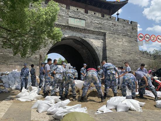 临海市望江门，部队正在用沙袋加固城门，防止江水再灌入古城。 新京报记者 蒋鹏峰 摄