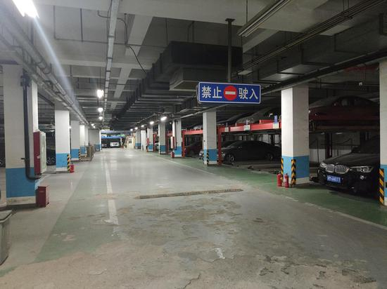 信和嘉园小区地下一层停车场仍为两层机械停车设备。摄影/新京报见习记者&nbsp;周博华