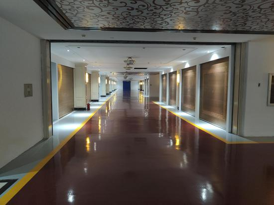 装修豪华的信和嘉园小区地下二层停车场。摄影/新京报见习记者&nbsp;周博华