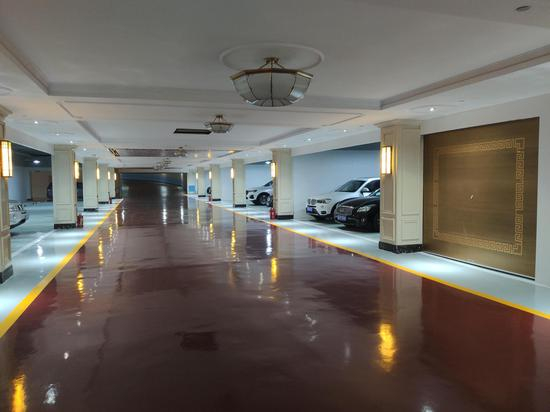 装修豪华的信和嘉园小区地下二层停车场。摄影/新京报见习记者&nbsp;周博华