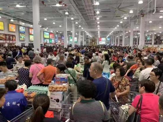8月27日，Costco闵行门店人山人海。 网络图