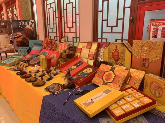 今年企业重点突出了京城文化特色，增加了宫廷月饼、京式月饼的产量。摄/新京报记者 陈琳