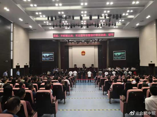 　　8月13日，吕先三等18名被告人在合肥市中级法院受审。图片来源：合肥市中级法院官方微博“合肥中院”