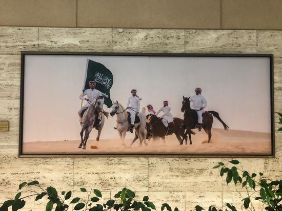利雅得国际机场悬挂的沙特王室照片。 澎湃新闻记者 喻晓璇 图