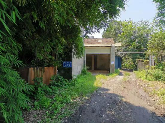 油库在村里隐蔽的地方。摄影/新京报记者&nbsp;李玉坤