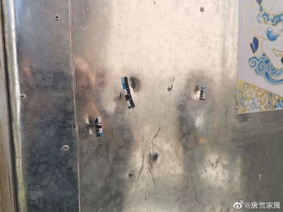 唐雪家大门被李某湘用菜刀砍砸的痕迹&nbsp; 图/唐雪家属微博