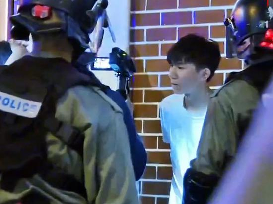香港浸会大学学生会会长方仲贤被警方拘捕。图源：香港有线电视
