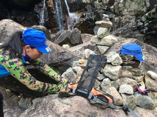 9月8日，雨寒在整理牺牲队友的遗物。新京报记者 祖一飞 摄