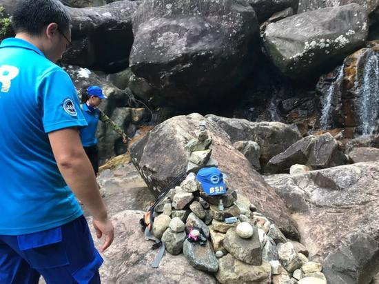 9月8日，队长傻旦和雨寒再次登上白马山祭奠牺牲队友。新京报记者 祖一飞 摄