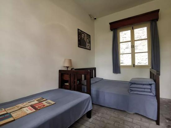 　　△周恩来同志起居室。为便于筹备新政治协商会议等相关工作，1949年5月周恩来入住中南海，之后，往返于香山和中南海办公。（央视记者杨立峰拍摄）