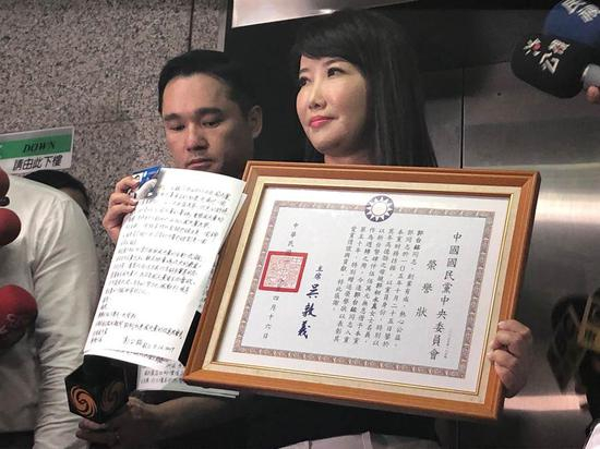 郭办发言人蔡沁瑜（右）向国民党党部完成退党手续，图自台媒