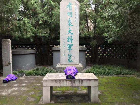 　袁崇焕墓前摆放着一束花，左侧为佘幼芝先祖的墓。 受访者供图