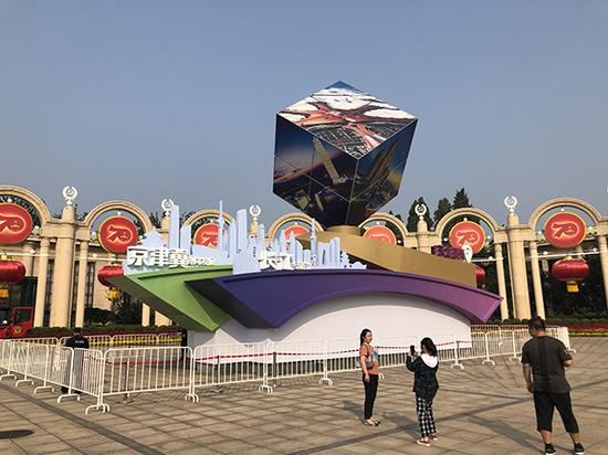 游客在彩车前拍照