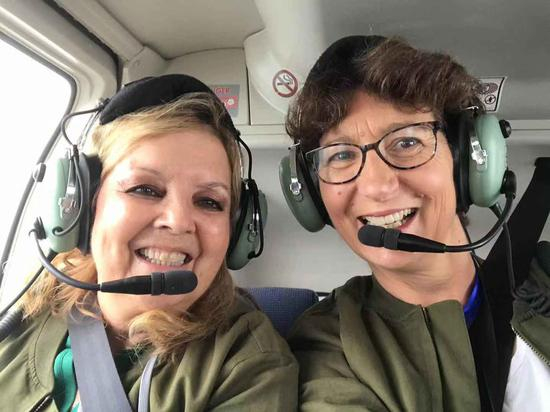 乘坐直升机欣赏都江堰美景。