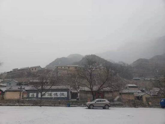 　门头沟区斋堂镇爨底下村银装素裹。 王秀顺 摄