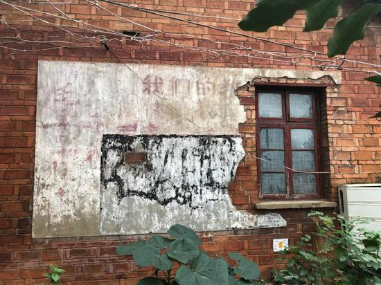 九江石油分公司子弟学校。师范学校毕业后，劳荣枝曾在这里任教。新京报记者王翀鹏程&nbsp;摄