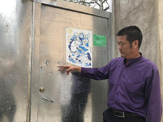 李德湘当晚拿着菜刀砍砸唐家大门留下的痕迹处，还有警方勘查的标记