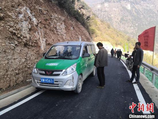 汽车驶上阿布洛哈村通村公路。四川省交通运输厅供图