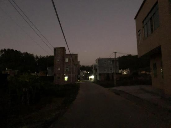 　　村里没有路灯，到晚上，路上静悄悄、黑黢黢的，孩子们说因为梅姨的事，这阵子大人都不让他们晚上出门。