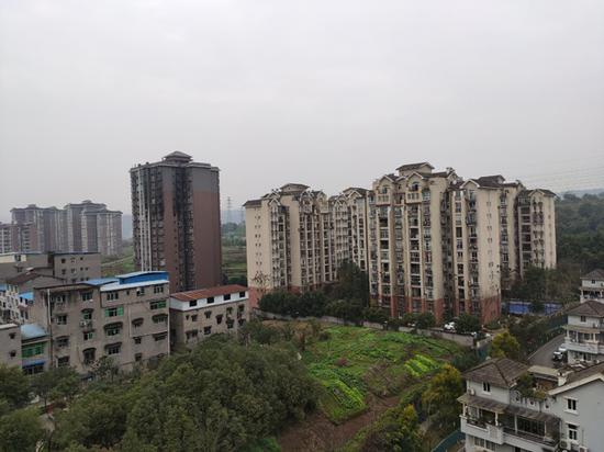 起火居民楼。 本文图片均为张小莲 摄（除署名外）