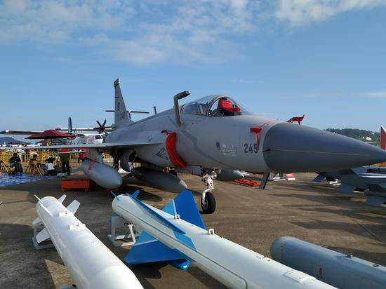 JF-17可以使用C-802 AK和CM-400AKG两种导弹