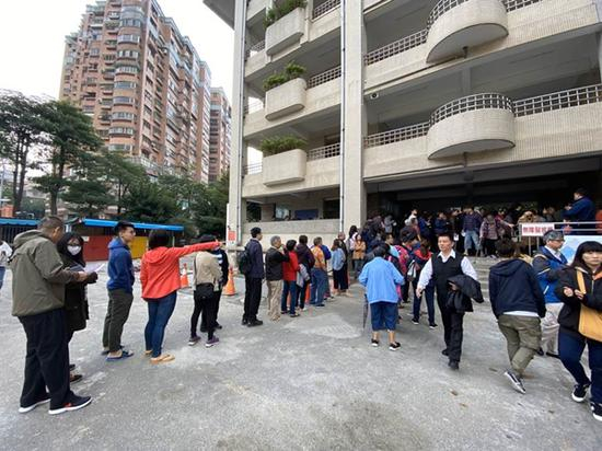 民众排队等待进入投票所投票。（图片取自台媒）
