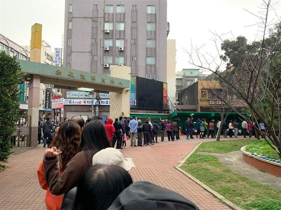 民众排队等待进入投票所投票。（图片取自台媒）