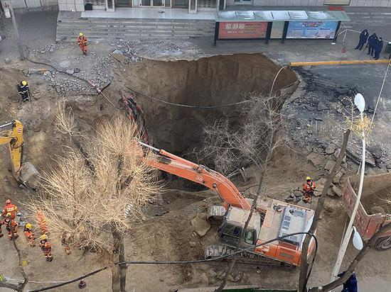 11时44分，当地应急、消防等部门到场处置，采取人工加大型机械配合的方式搜救。