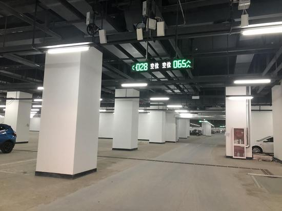 上午10点半，站区地下南停车场内尚有近百个车位空余。新京报记者 周依 摄