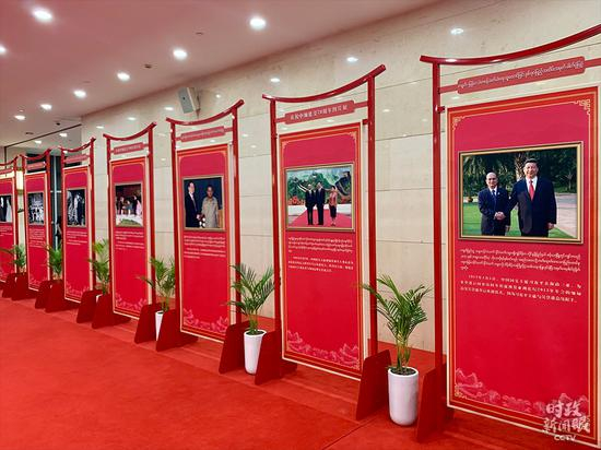 　　△仪式开始前，习近平在缅方领导人陪同下，观看了庆祝中缅建交70周年图片展。（总台央视记者石丞拍摄）