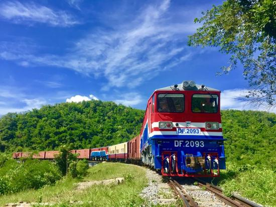 　　▲2018年9月24日，中缅在内比都合建的机车厂组装的第一台机车，上线负载试运行。图为机车在缅甸达西至格劳区间山路试运行。